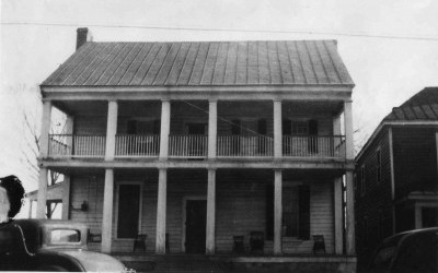 Mahone’s Tavern pre-1956, before the full balcony  and two columns were removed.